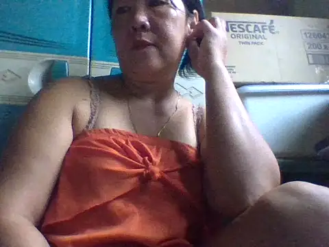 Snapshot of mommasexy29 chatting on 10/20/25, 10:43 mommasexy29 online show from 10/20/25, 10:43