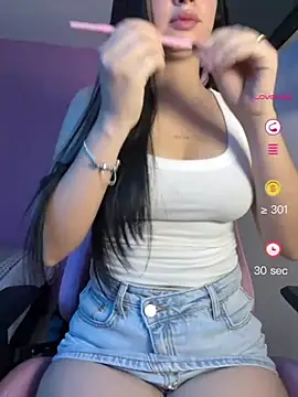 Snapshot of lucy_grey25 chatting on 07/18/26, 04:33 lucy grey25 online show from 07/18/26, 04:33