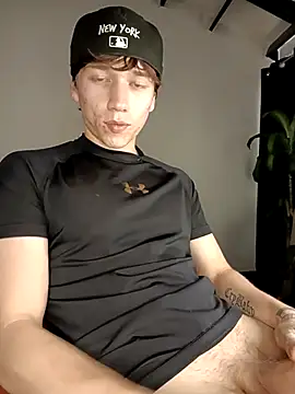 Snapshot of Logan_sixxer chatting on 12/15/25, 08:46 Logan sixxer online show from 12/15/25, 08:46