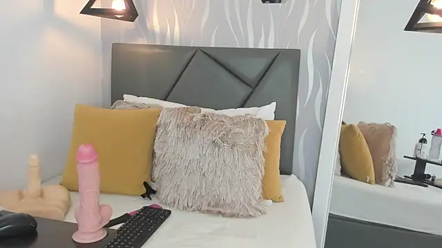 lucia-cute online show from 11/29/25, 06:44