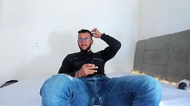 Snapshot of Edy_coltt chatting on 09/25/25, 02:21 Edy coltt online show from 09/25/25, 02:21