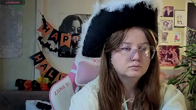 Snapshot of Sienna-Cow chatting on 10/28/25, 10:52 Sienna-Cow online show from 10/28/25, 10:52