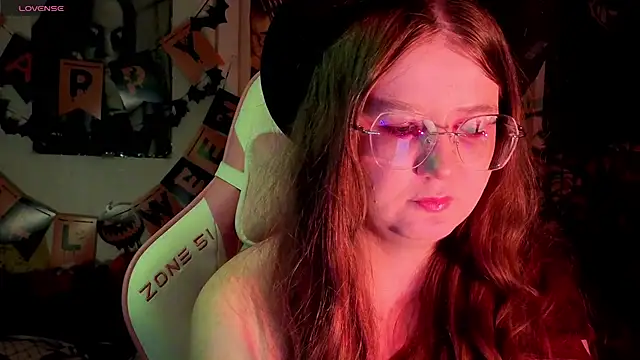 Snapshot of Sienna-Cow chatting on 10/31/25, 01:01 Sienna-Cow online show from 10/31/25, 01:01