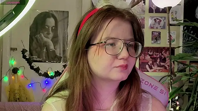 Snapshot of Sienna-Cow chatting on 12/15/25, 05:28 Sienna-Cow online show from 12/15/25, 05:28