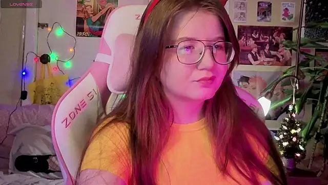 Snapshot of Sienna-Cow chatting on 12/22/25, 05:21 Sienna-Cow online show from 12/22/25, 05:21