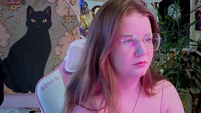 Snapshot of Sienna-Cow chatting on 04/13/26, 08:42 Sienna-Cow online show from 04/13/26, 08:42