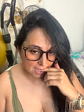 Snapshot of hotadhara01 chatting on 10/17/25, 04:15 hotadhara01 online show from 10/17/25, 04:15