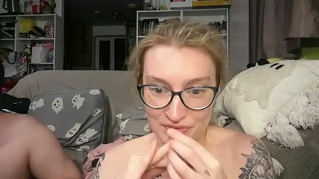 Snapshot of harleyblair chatting on 06/19/26, 01:43 harleyblair online show from 06/19/26, 01:43