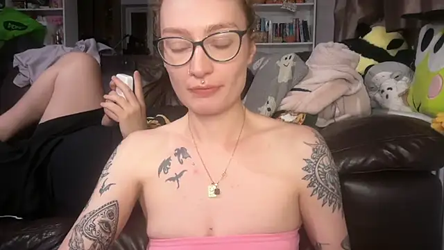 Snapshot of harleyblair chatting on 07/16/26, 10:05 harleyblair online show from 07/16/26, 10:05