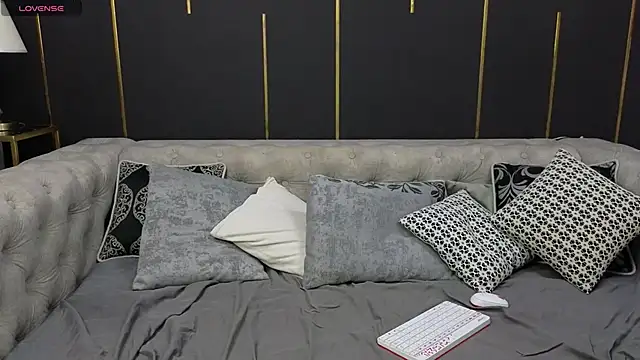 Holypinkie online show from 10/31/25, 02:01