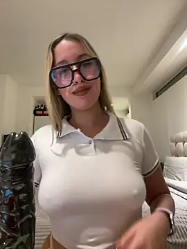 miagarcia250 online show from 04/28/26, 03:44