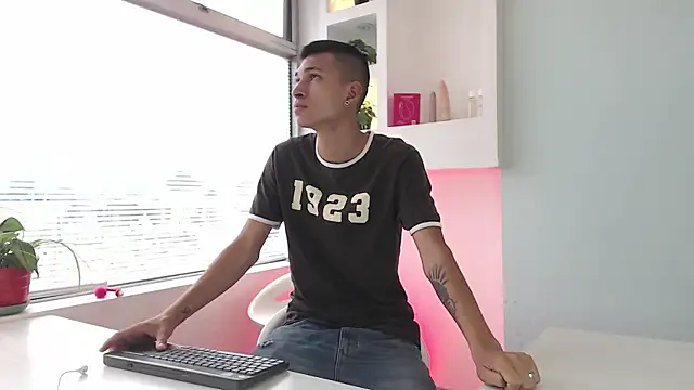 Snapshot of AmelieAndAce chatting on 09/19/25, 01:01 AmelieAndAce online show from 09/19/25, 01:01