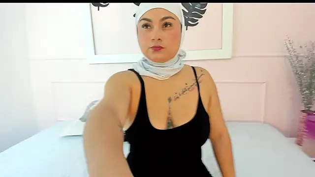 azaharaaa  online show from 09/26/25, 11:36