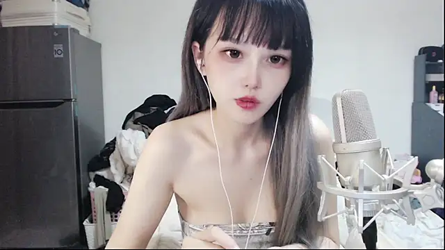 Snapshot of twlilybae chatting on 06/19/26, 03:33 twlilybae online show from 06/19/26, 03:33