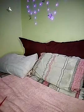 Seductive Yellow Titties online show from 02/19/26, 06:20