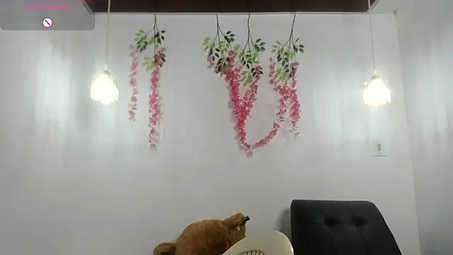 Snapshot of scarletbaker_ chatting on 05/18/26, 12:00 scarletbaker online show from 05/18/26, 12:00