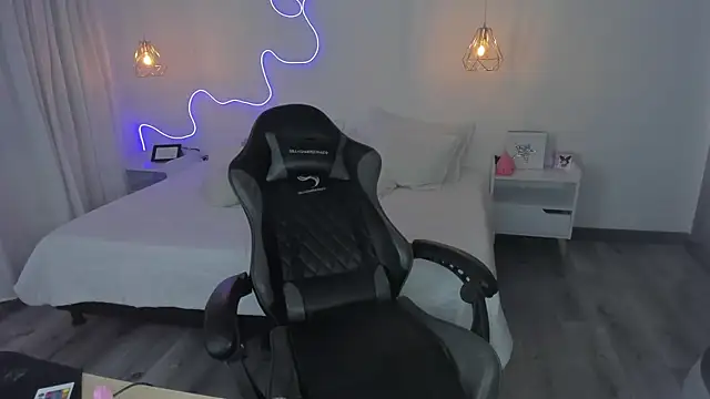 Snapshot of Noahcryptic chatting on 01/14/26, 04:29 Noahcryptic online show from 01/14/26, 04:29