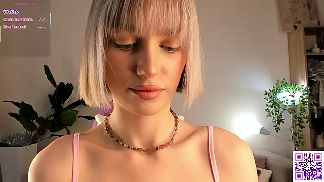 Ice Strawberry online show from 01/11/26, 02:49