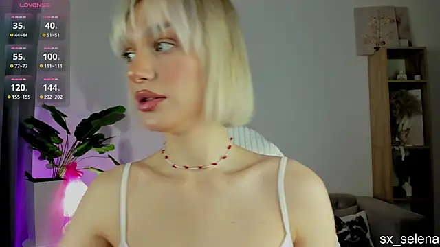 Ice Strawberry online show from 04/05/26, 03:04