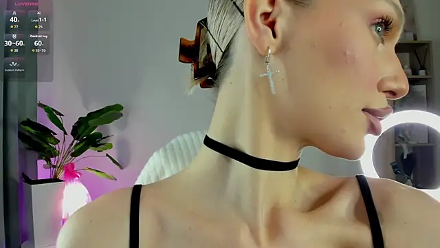 Ice Strawberry online show from 04/08/26, 01:49