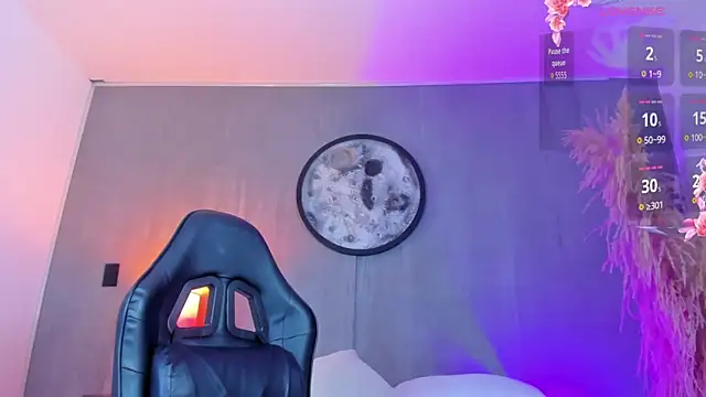 luccia smith online show from 04/22/26, 02:25