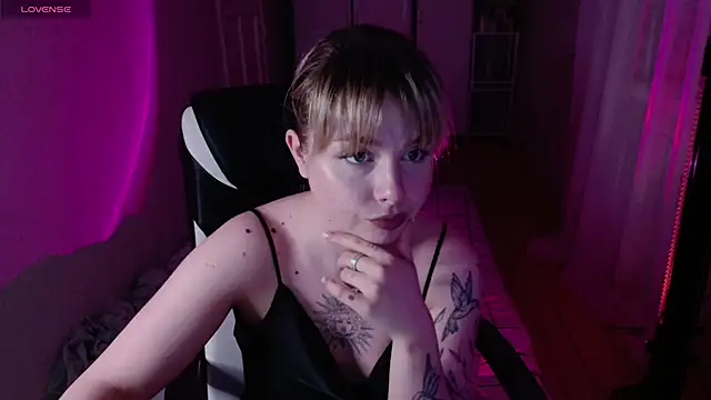 Snapshot of AngelicaHollywood chatting on 03/19/26, 08:02 AngelicaHollywood online show from 03/19/26, 08:02