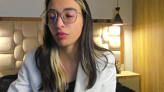 Emilia Bons online show from 09/11/25, 12:49