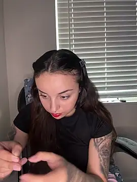 Snapshot of CharmingMaddie chatting on 04/27/26, 04:49 CharmingMaddie online show from 04/27/26, 04:49