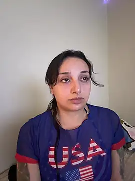 Snapshot of CharmingMaddie chatting on 05/18/26, 04:35 CharmingMaddie online show from 05/18/26, 04:35
