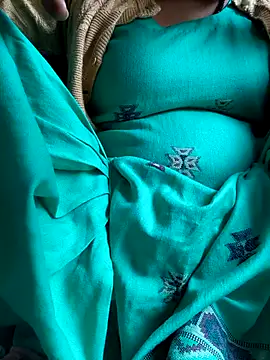 Snapshot of Love-pari077 chatting on 12/18/25, 04:07 Love-pari077 online show from 12/18/25, 04:07