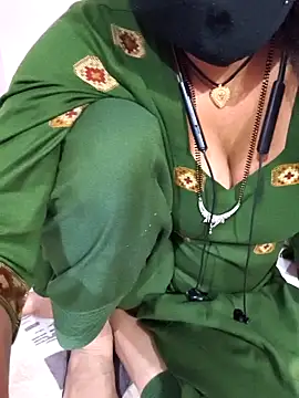 Snapshot of Love-pari077 chatting on 01/18/26, 02:43 Love-pari077 online show from 01/18/26, 02:43