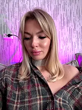 Snapshot of miss_veroNika chatting on 10/18/25, 03:53 miss veroNika online show from 10/18/25, 03:53