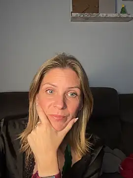 Snapshot of Lexi-Lux-X chatting on 10/05/25, 01:04 Lexi-Lux-X online show from 10/05/25, 01:04