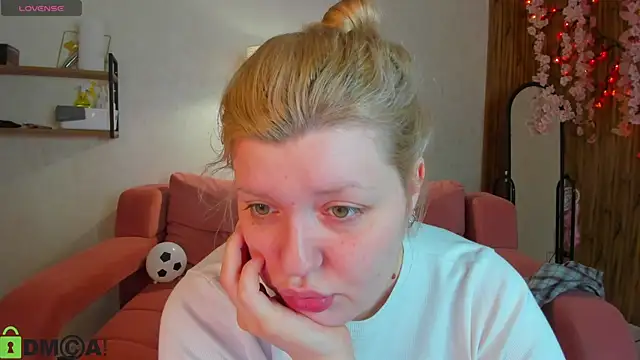 Snapshot of Michele_Greenn chatting on 06/14/26, 01:03 Michele Greenn online show from 06/14/26, 01:03