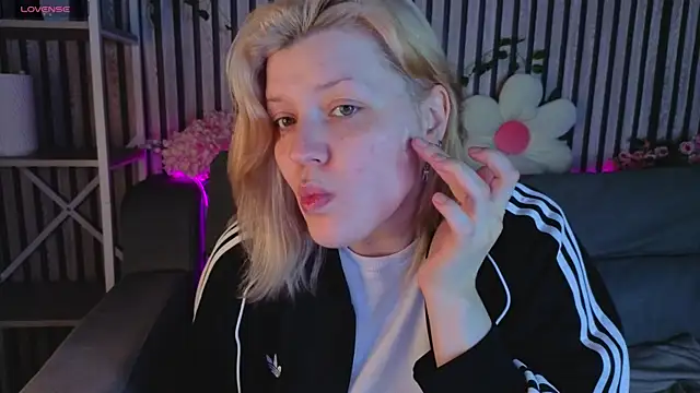 Snapshot of Michele_Greenn chatting on 07/03/26, 01:12 Michele Greenn online show from 07/03/26, 01:12