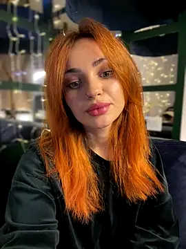 Snapshot of SaraLow chatting on 10/28/25, 01:09 SaraLow online show from 10/28/25, 01:09