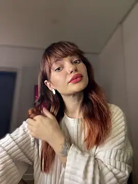 Snapshot of SaraLow chatting on 11/23/25, 11:59 SaraLow online show from 11/23/25, 11:59