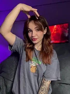 Snapshot of SaraLow chatting on 12/02/25, 01:33 SaraLow online show from 12/02/25, 01:33