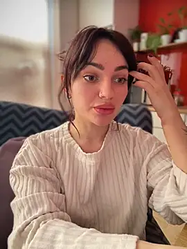 Snapshot of SaraLow chatting on 02/16/26, 01:29 SaraLow online show from 02/16/26, 01:29