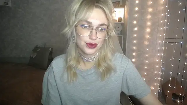 Snapshot of NickyAdamidi chatting on 10/05/25, 03:32 NickyAdamidi online show from 10/05/25, 03:32