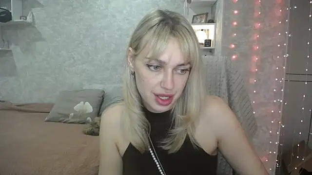 Snapshot of NickyAdamidi chatting on 10/10/25, 04:17 NickyAdamidi online show from 10/10/25, 04:17