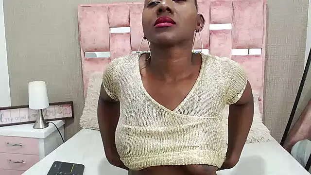 NahomyHawk online show from 11/30/25, 06:17