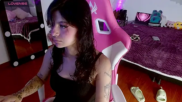 larah uwu online show from 09/21/25, 07:48