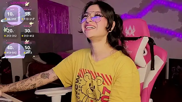 larah uwu online show from 04/14/26, 06:14