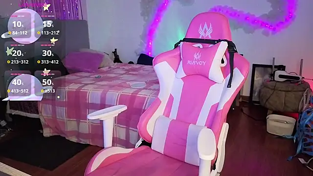 larah uwu online show from 04/17/26, 06:33