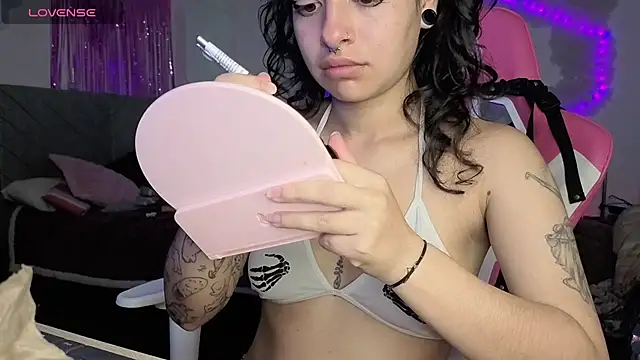 larah uwu online show from 06/08/26, 06:19