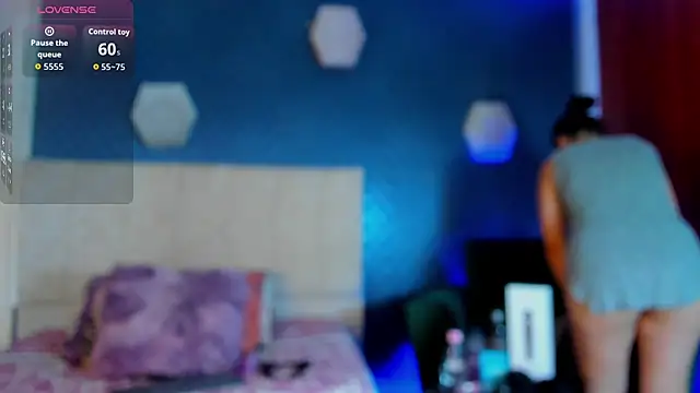 Snapshot of thania_777 chatting on 10/09/25, 10:52 thania 777 online show from 10/09/25, 10:52