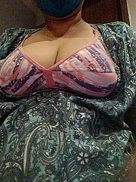 Snapshot of Tamil_Sivani chatting on 10/23/25, 03:22 Tamil Sivani online show from 10/23/25, 03:22