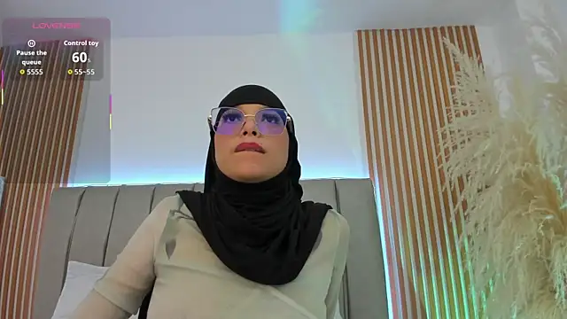 naishaa  online show from 11/29/25, 06:22