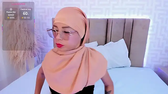 Snapshot of naishaa_ chatting on 06/11/26, 05:11 naishaa online show from 06/11/26, 05:11